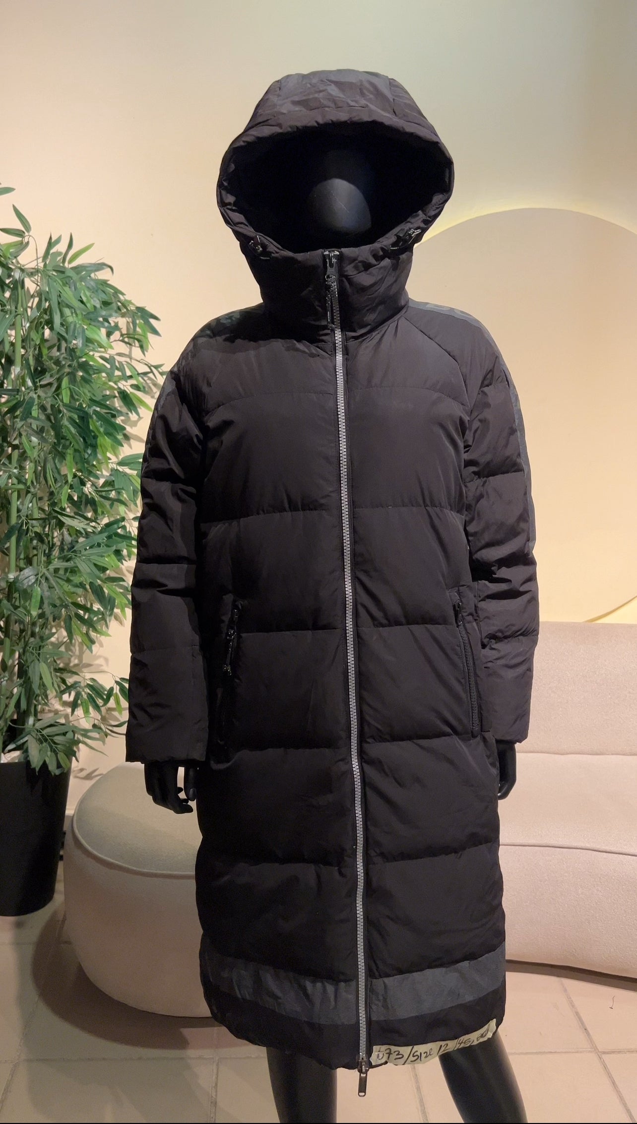 WW697 / UK12